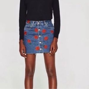Zara‎ Embroidered Floral Rose Denim Skirt Raw Hem XS